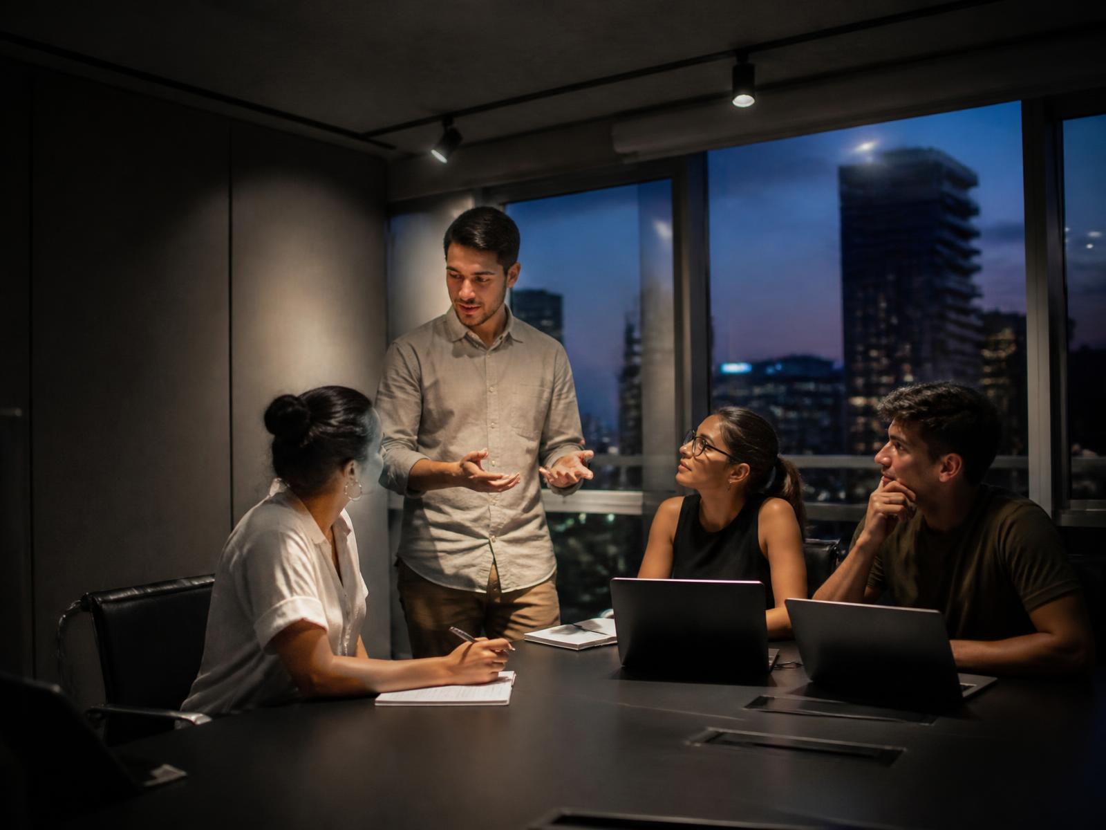 Equipe de negócios em reunião estratégica em um escritório